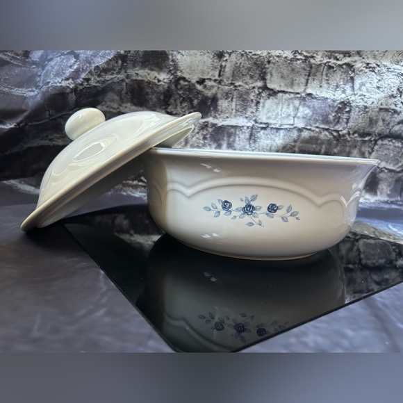 Pfaltzgraff Poetry Blue Roses Covered 2 Qt. Casserole Dish - Picture 4 of 7